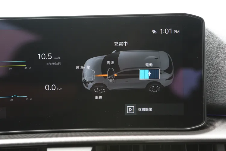 透過車載系統中的混合動力介面，駕駛可清楚掌握引擎與馬達之間的能源分配情形。林浩昇攝