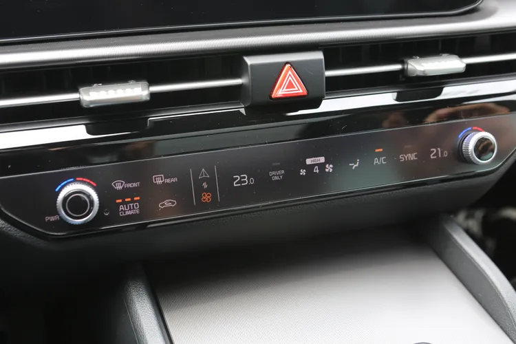 向Kia電動車看齊的空調與多媒體共用觸控快捷列，搭配實體旋鈕設計，讓日常操作比純觸控介面更直覺順手。林浩昇攝