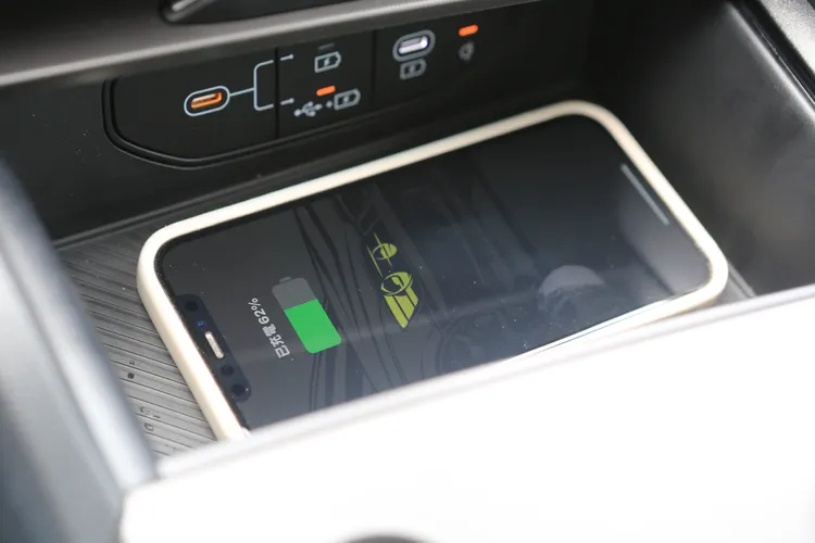 Sportage在中央鞍座前方加入無線充電裝置，同時將電源介面更新為雙Type-C規格，整體更貼近現代用電需求。林浩昇攝