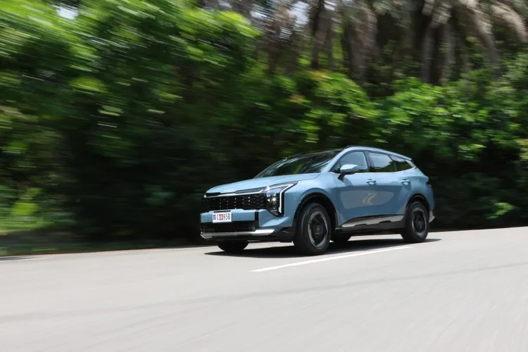 Sportage Turbo-Hybrid在低速域的油門反應明顯比純汽油設定更輕快，市區跟車與再加速都顯得更從容。林浩昇攝