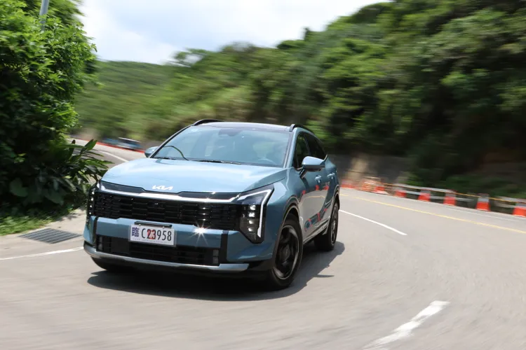 Sportage依舊維持偏Q彈柔韌的懸吊設定，Turbo-Hybrid加入E-VMC車輛動態控制系統，在舒適與支撐性之間更是取得相當不錯的平衡。林浩昇攝