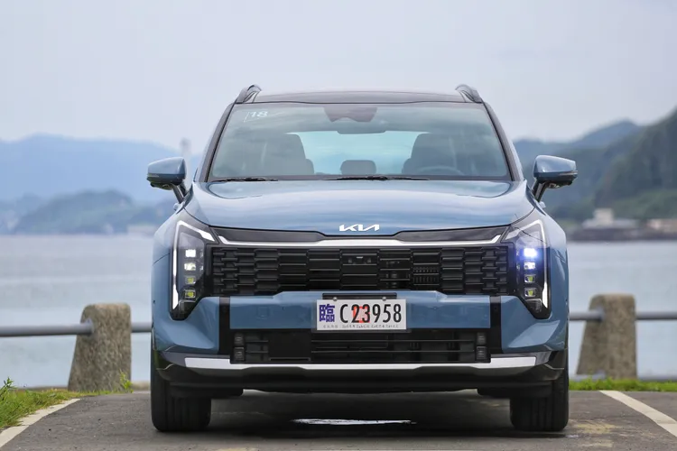 Kia Sportage小改款延續大膽前衛的設計風格，車頭換上新世代Star Map星圖燈組與更立體的水箱護罩，整體視覺比過去更俐落成熟。林浩昇攝