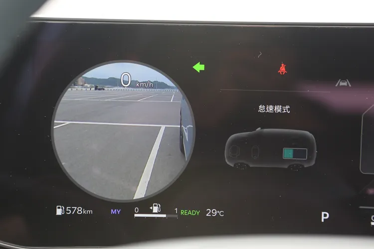 BVM盲區顯影系統是在台灣道路環境相當好用的輔助配備，只要開啟左右方向燈，即會在儀表板上同步顯示後方盲區路況，相當貼心。林浩昇攝