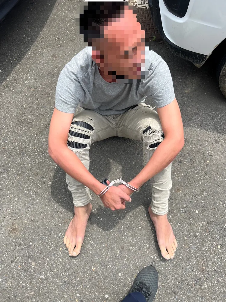 嫌犯赤腳奔跑，力氣用盡。翻攝畫面