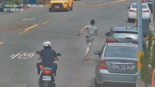灼熱柏油路赤腳落跑超狼狽！鳳警守株待兔成擒　回家穿鞋竟見桌上有這包