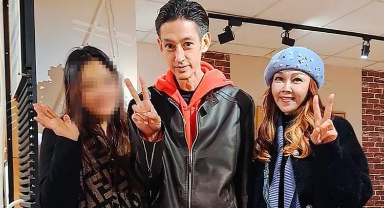 今年唐治平女友（左）才陪伴唐治平面對媒體，右為前往站台的江映瑤。資料照