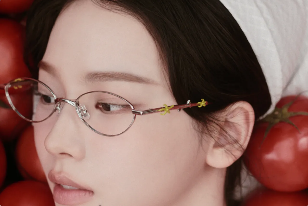 Karina搭配的眼鏡鏡腿上長出蕃茄蒂頭。品牌提供