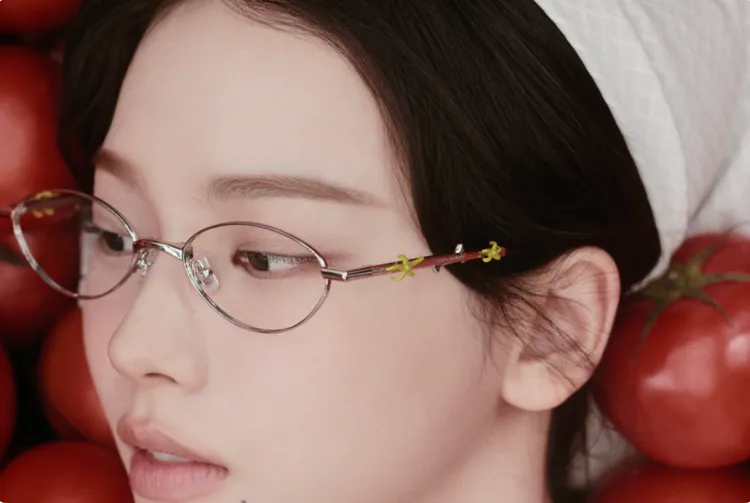 Karina搭配的眼鏡鏡腿上長出蕃茄蒂頭。品牌提供