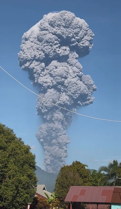 印尼火山突噴發！20名登山客受困　