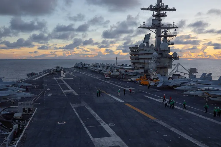 正在中東海域執行作戰任務的美國海軍布希號航空母艦。翻攝美軍中央司令部X@CENTCOM