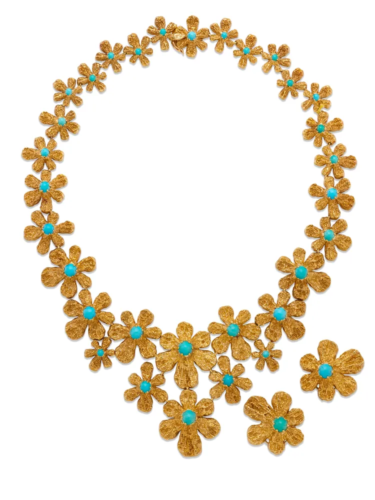 CHAUMET Collier Fleurs花卉項鍊以紋理黃金打造出6片花瓣，中央包覆鮮豔綠松石形成花蕊。Chaumet Pauline Guyon提供
