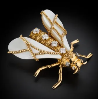 CHAUMET Bee Brooch蜜蜂胸針軀幹由黃金打造並鑲嵌明亮式切割鑽石，雙翅則採用珍珠母貝。Chaumet Pauline Guyon提供
