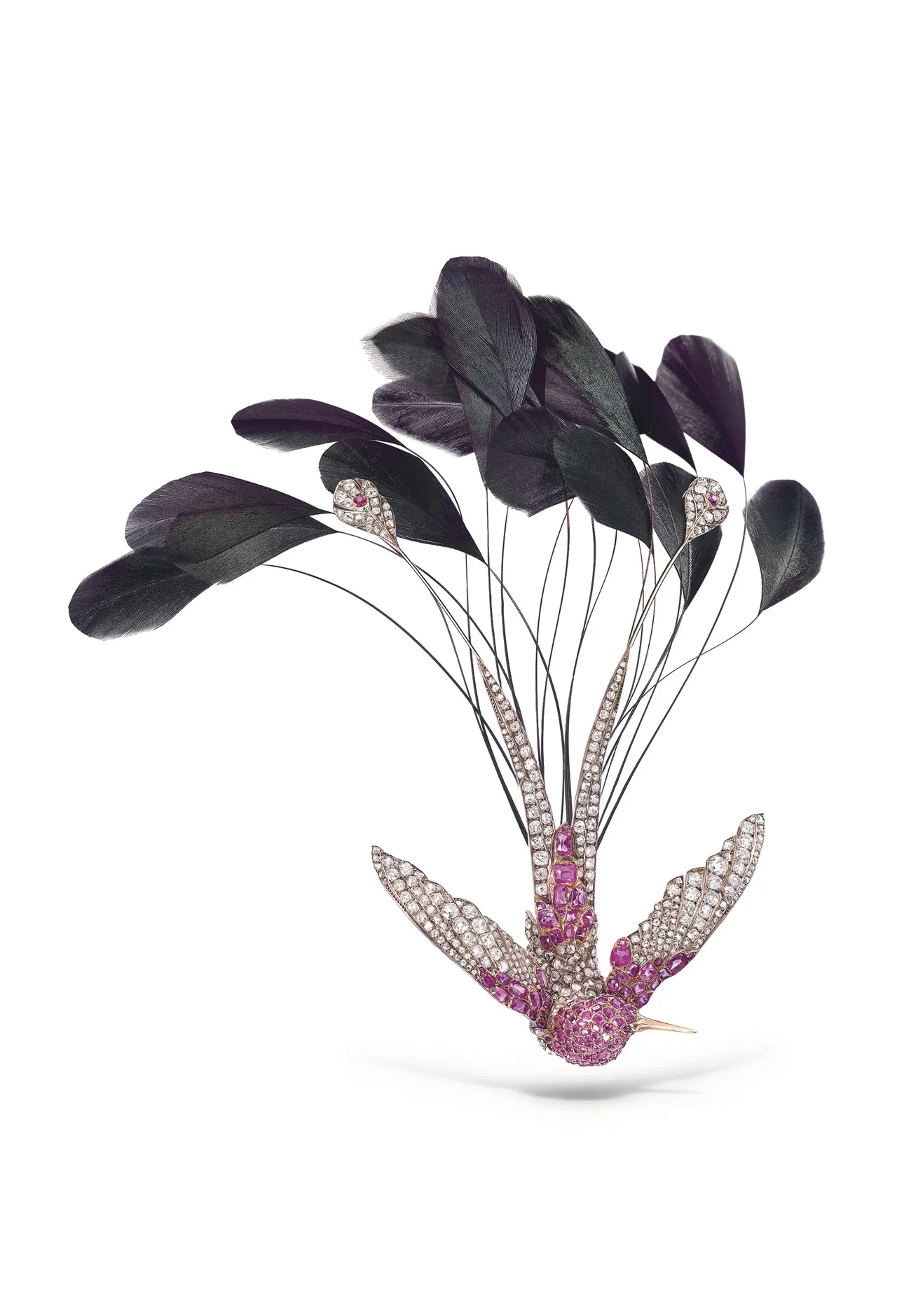 CHAUMET Hummingbird Aigrette蜂鳥羽飾冠冕以18K白金、銀、紅寶石、鑽石打造，尾部羽毛還可更換。Chaumet Pauline Guyon提供