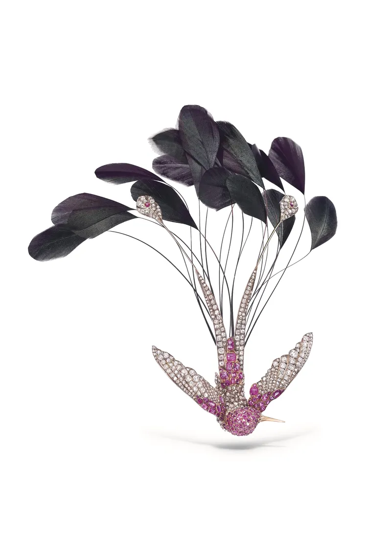 CHAUMET Hummingbird Aigrette蜂鳥羽飾冠冕以18K白金、銀、紅寶石、鑽石打造，尾部羽毛還可更換。Chaumet Pauline Guyon提供