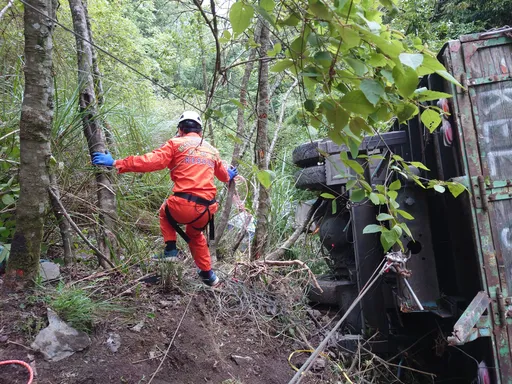 大鹿林道工程車墜60米深邊坡　外籍移工命危搶救後恢復心跳