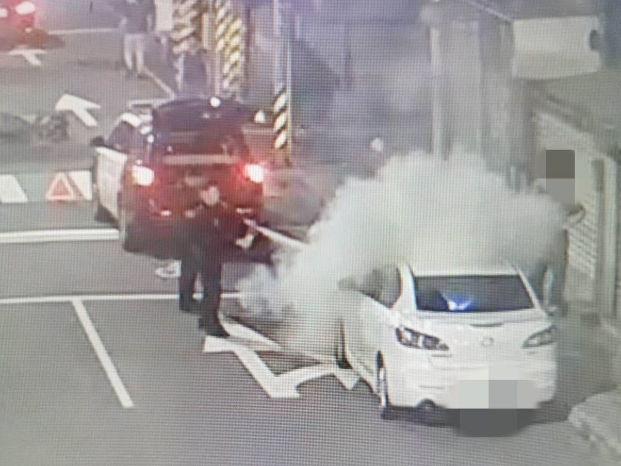狀況連連!基隆女騎士車禍送醫 友人驅車到場「引擎突竄火」