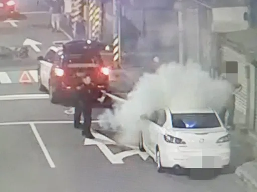 狀況連連！基隆女騎士車禍送醫　友人驅車到場「引擎突竄火」