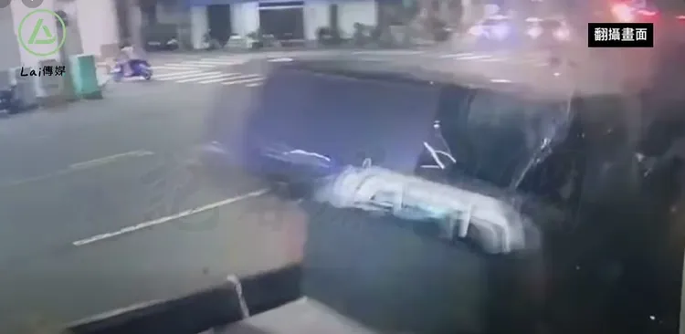 鍾姓老翁駕駛的車輛衝向對向車道後，還撞斷一根燈桿後翻覆。翻攝臉書《記者爆料網》