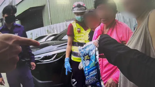 不堪烈日曝曬！老婦倒臥路旁　大溪警、消即時救援