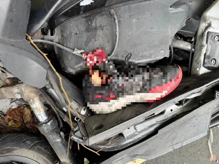 騎士腳掌斷裂留在踏板上。翻攝畫面