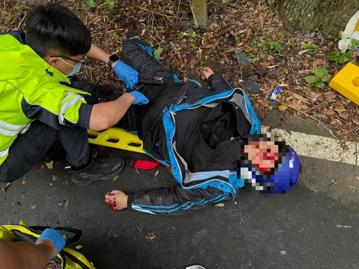 五股驚悚車禍！機車對撞小客車　騎士「腳掌斷開」留在踏板上