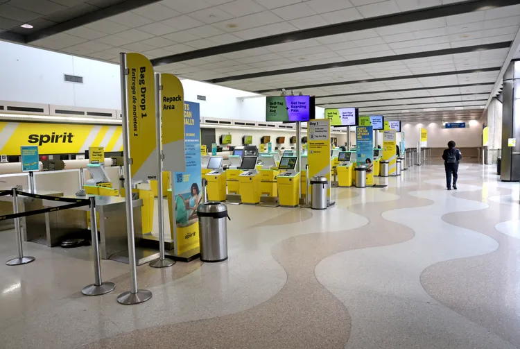 精神航空櫃台空無一人。美聯社