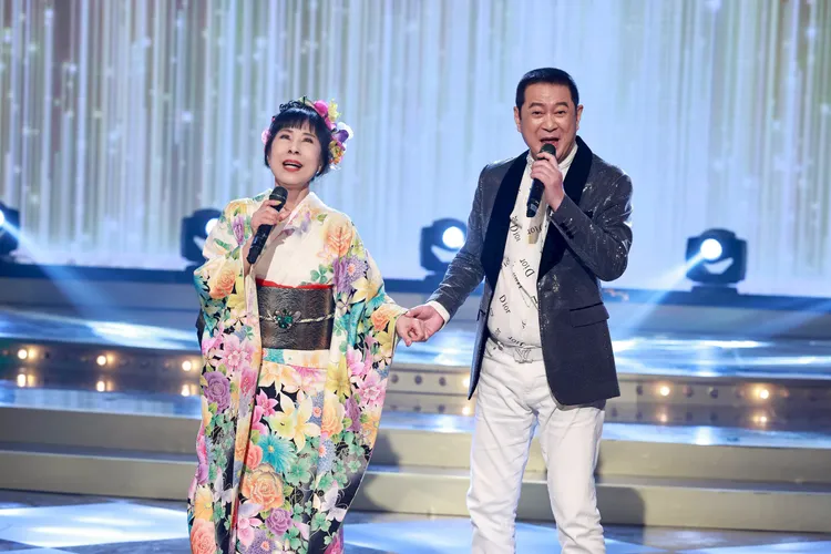 台語天王蔡小虎（右）及日本演歌天后原田悠里在節目上合唱。民視提供