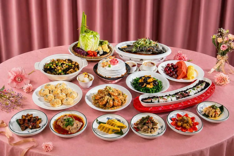 台北凱達大飯店家宴中餐廳推出母親節「暖馨食光」養顏滋補桌菜，10人份桌菜每桌1萬6800元起，精選花膠、海參、海青斑等食材入饌，呈現溫潤細膩的中式團圓饗宴。台北凱達大飯店提