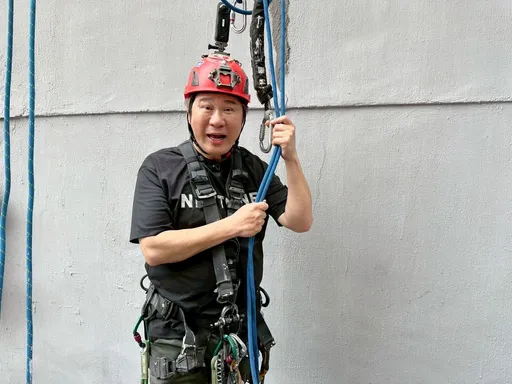 胡瓜化身「蜘蛛人」！7樓高空垂降　驚嚇「拔不出工具」