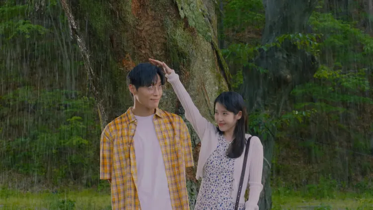許楠儁（左）去年曾幫IU拍MV《Never Ending Story》，如今隨戲劇暴紅，吸引不少粉絲去YT「踩點」。翻攝YouTube