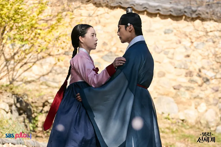 林知衍（左）劇中穿越到21世紀，許楠儁分飾2角，上演前世今生愛戀。翻攝SBS