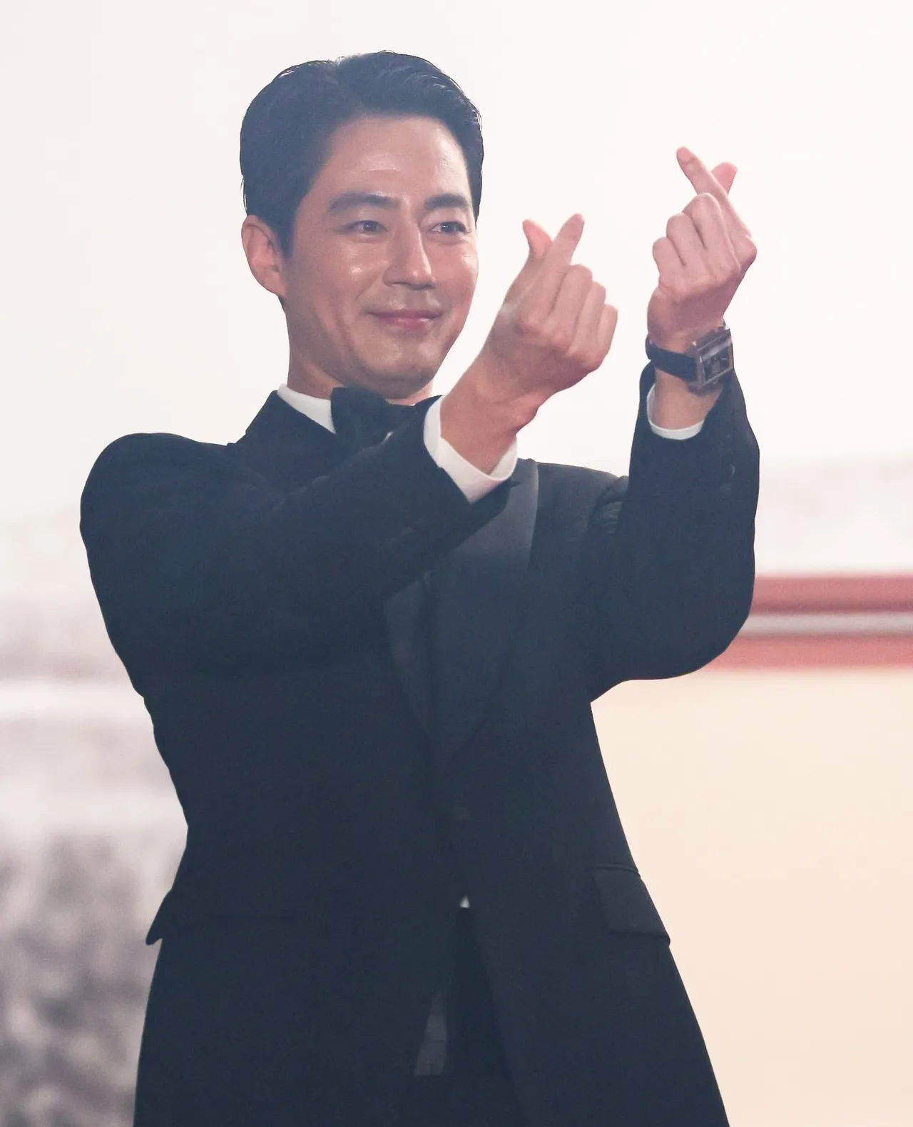 《Hope》首映紅毯，趙寅成換上正統黑色燕尾服，搭配泰格豪雅Monaco左冠計時腕錶曜金黑款。翻攝IG