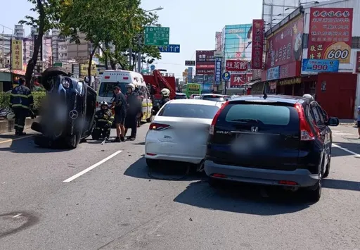 彰化3車連環撞！賓士追撞2車失控側翻　母子受傷送醫