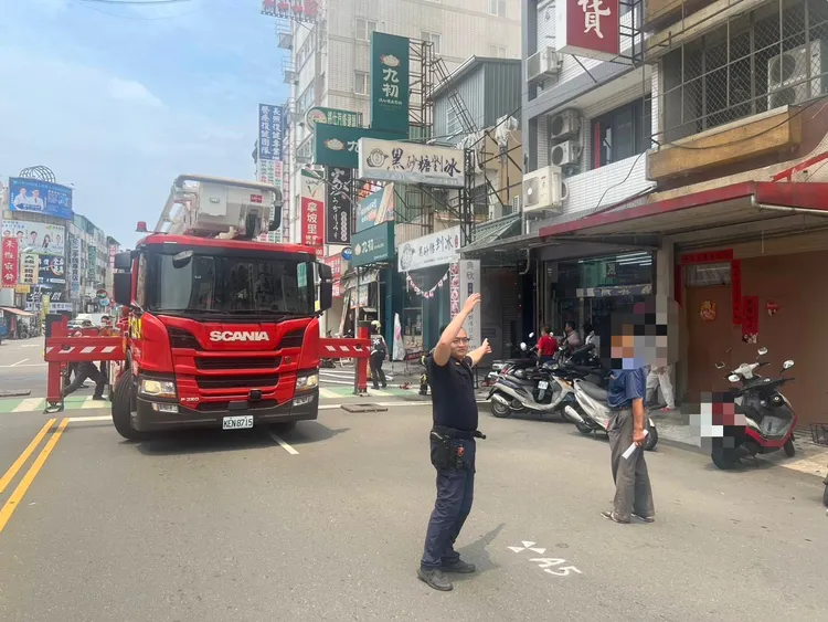 火勢控制後警消入內搜索，在房間內找到一具焦屍，正釐清是否為獨居的74歲林姓老翁。民眾提供