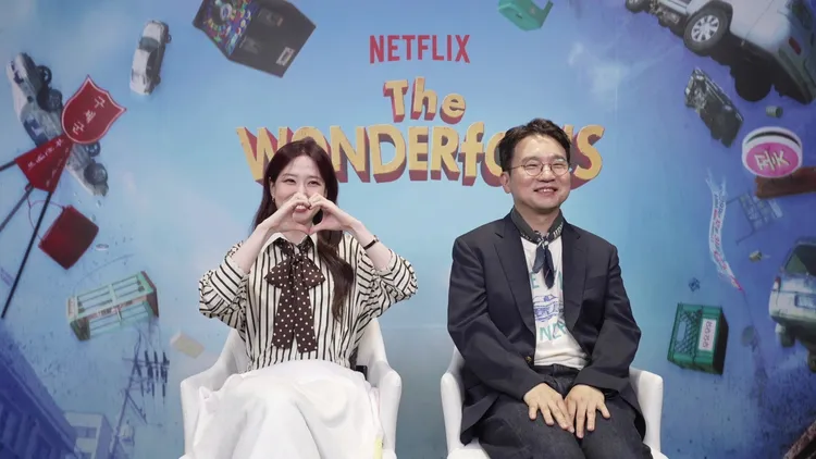 朴恩斌（左）比出愛心，導演劉仁植訪問結束時以中文「謝謝」致謝。Netflix提供