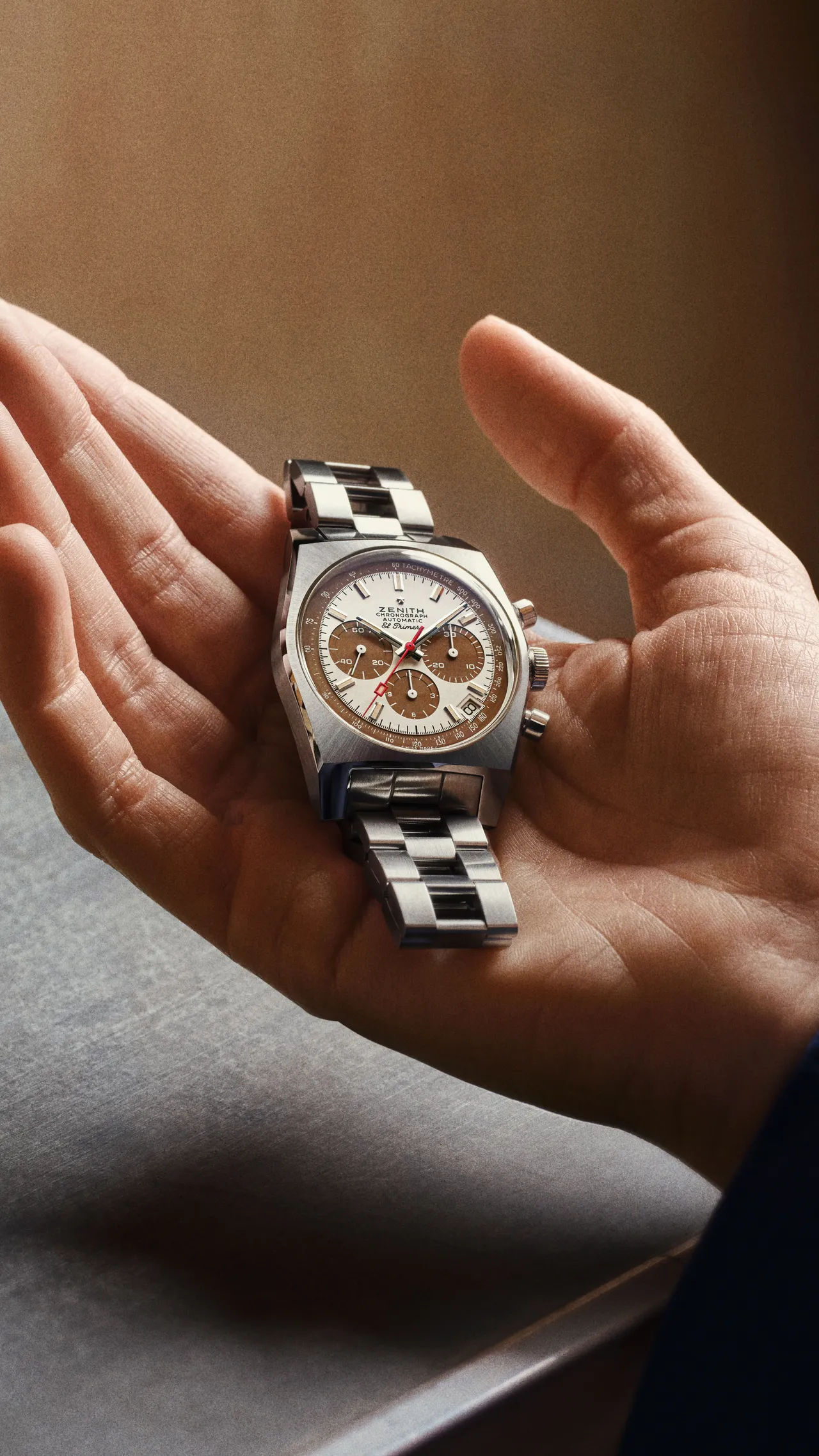 ZENITH CHRONOMASTER Revival A384 Tropical熱帶面復刻腕錶，37mm ，精鋼錶殼 ，白色漆面與棕色計時盤 ，精鋼「ladder」梯形錶鏈 ，El Primero 400自動上鏈機芯 ，動力儲存50小時，防水深度50米，32萬3900元。品牌提供