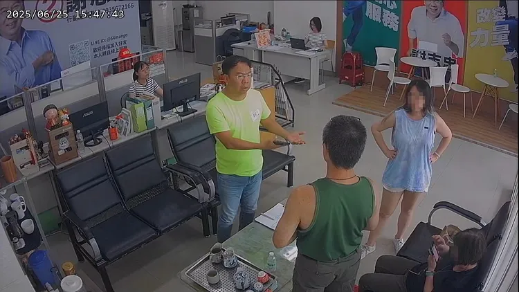 王姓夫婦生前曾帶著大女兒向市議員謝志忠陳情。資料照片