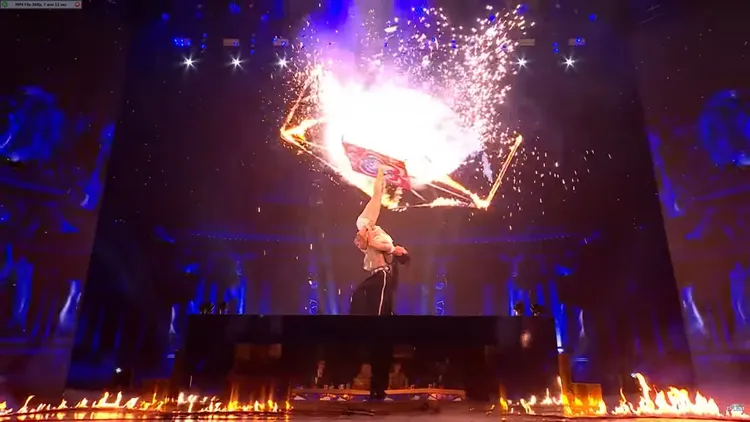 楊立微和賴寬誌合作高難度火舞。翻攝Britain's Got Talent YT