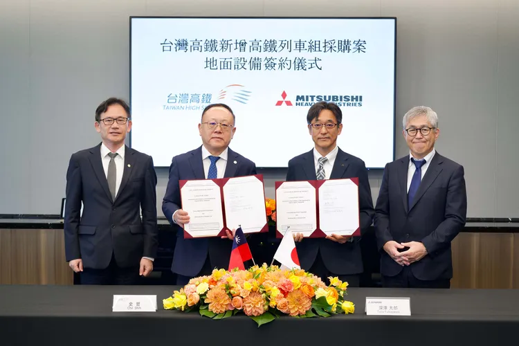 高鐵董事長史哲（左2）、鄭啟明副總經理（左1），與三菱重工執行役員深澤太郎（右2）、理事藤岡健治（右1）於簽約儀式合影。高鐵提供