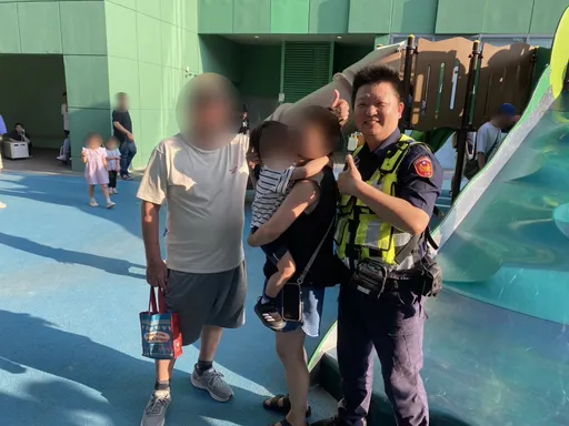 男童獨走人行道！站崗警急牽小童尋父母　終獲團圓