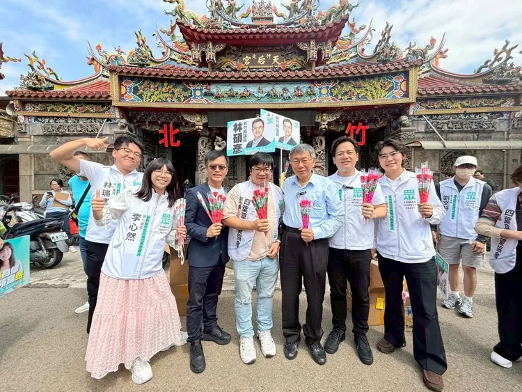 柯文哲與邱臣遠率領民眾黨新竹縣市參選團隊至新竹各大市場及宮廟發送康乃馨。民眾黨新竹黨部提供