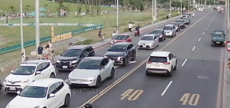 通車後，每逢假日下午要經由淡江大橋往淡水方向的車流量大。交通局提供