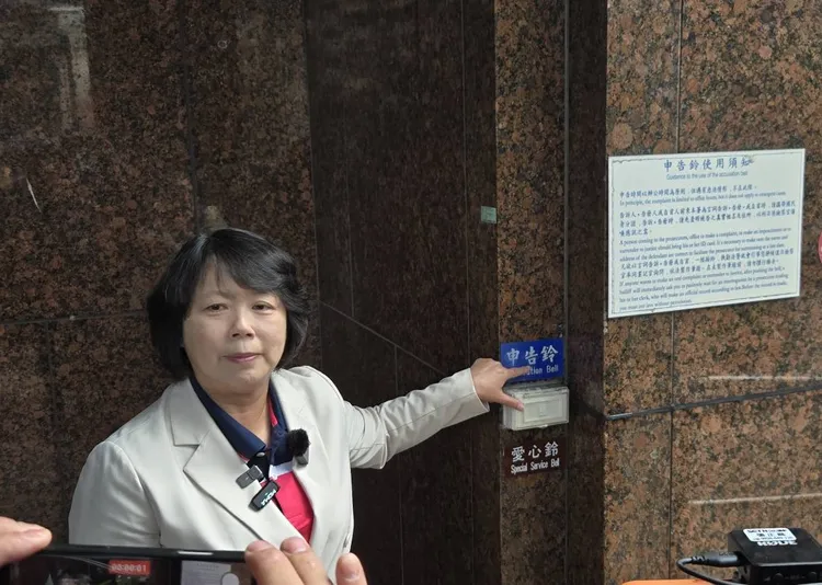 議員鄭文婷今天上午到基隆地檢署告發謝國樑。翻攝照片