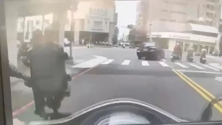 黑色轎車遭員警敲破車窗仍加速逃逸。民眾提供