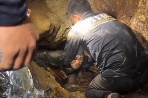 寮國洞穴救援奇蹟！4名受困男子水位下降後爬出脫困