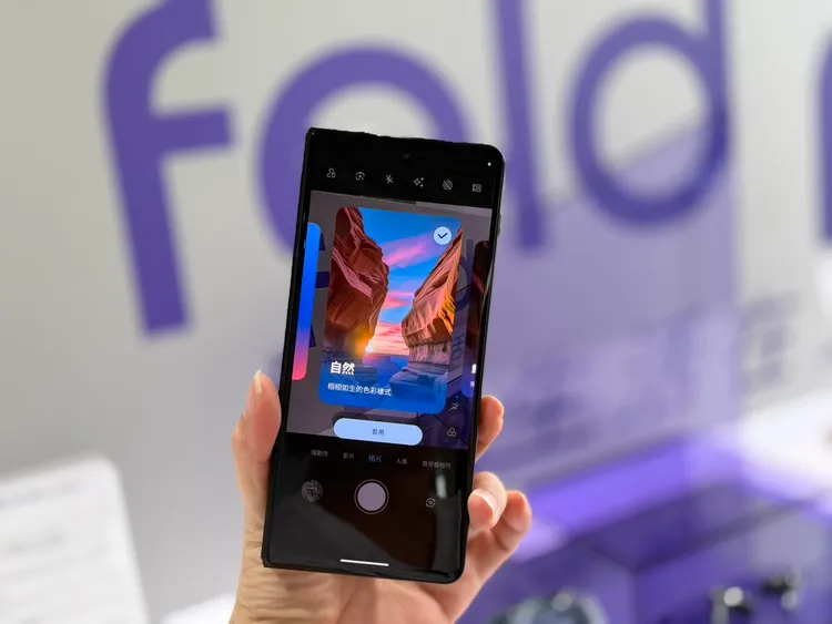 razr Fold支援構圖同步功能。趙筱文攝