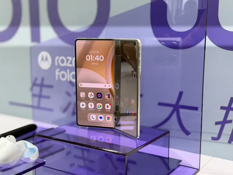 razr Fold共有黑、白兩色。趙筱文攝