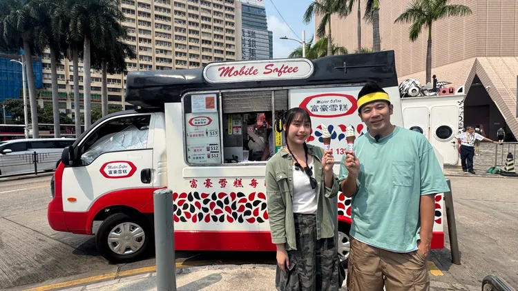 5/23中午12點20分，東森YOYO家族香蕉哥哥、葡萄姐姐將來到可樂旅遊展攤，分享香港旅遊玩法。東森YOYO家族提供