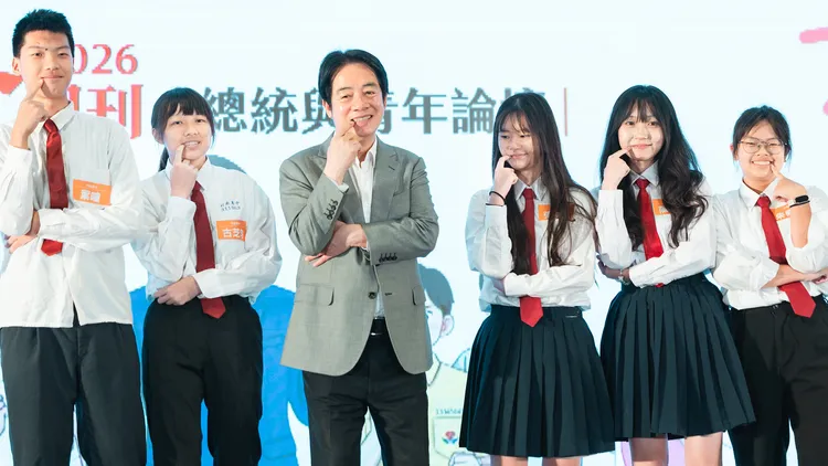 總統賴清德昨出席青年論壇，與學生們擺逗趣動作合影。總統府提供