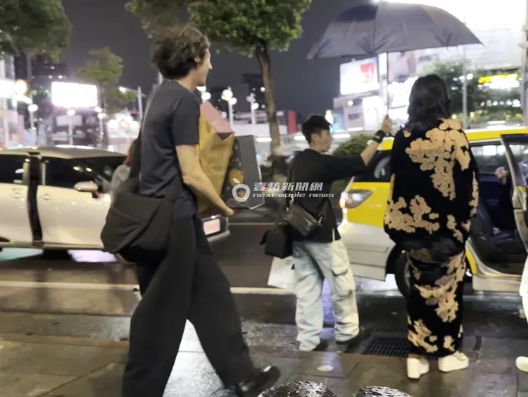 田麗（右）走在前面，郭鑫（左）跟在後頭幫忙拿禮物。特勤中心攝
